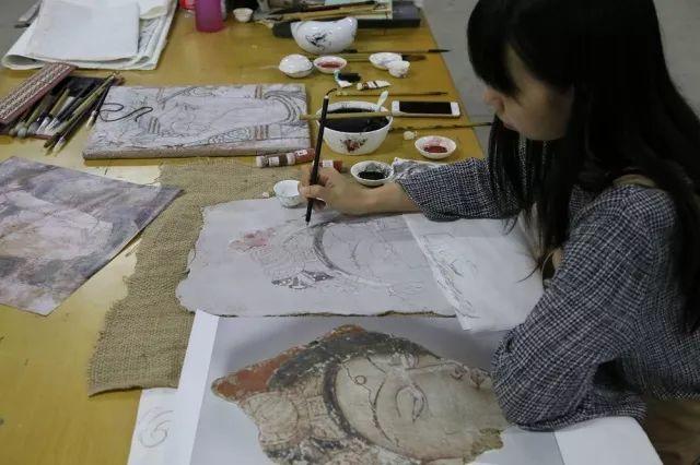 遗产视野丨泥地壁画制作:传统壁画技艺传承现场记录 遗产视野丨泥地壁画制作:传统壁画技艺传承现场记录