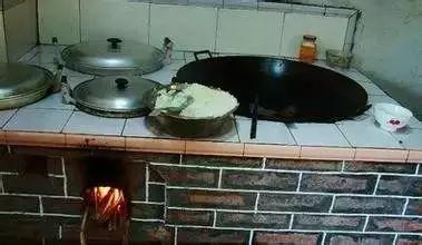 ​小时候农村的柴火饭，看完忍住别哭！