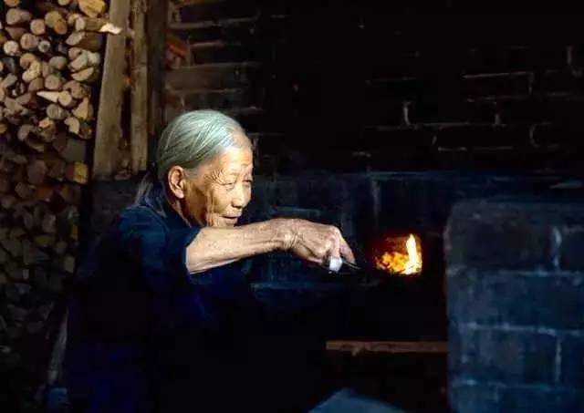 ​小时候农村的柴火饭，看完忍住别哭！
