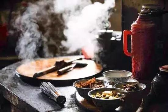​小时候农村的柴火饭，看完忍住别哭！