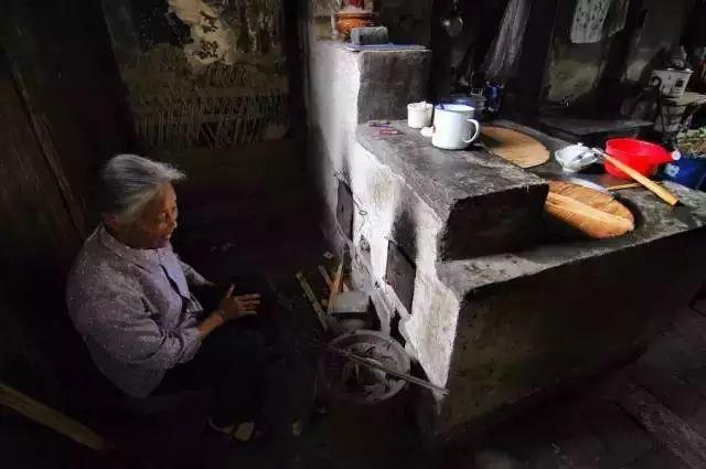 ​小时候农村的柴火饭，看完忍住别哭！