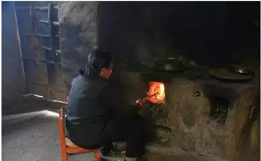 ​小时候农村的柴火饭，看完忍住别哭！