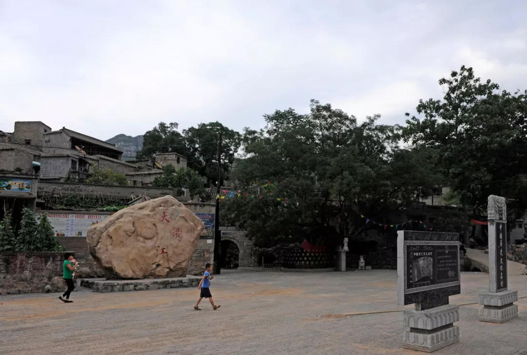 大梁江组歌之八《襟山带河大梁江》，何克宁词，马佶曲，刘秀文演唱