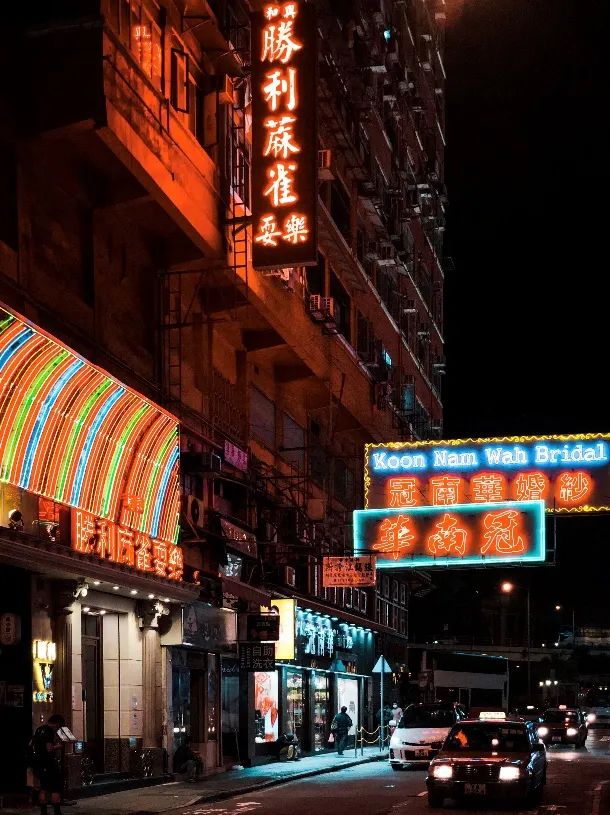特别是在五光十色的霓虹招牌渲染下的街头夜景