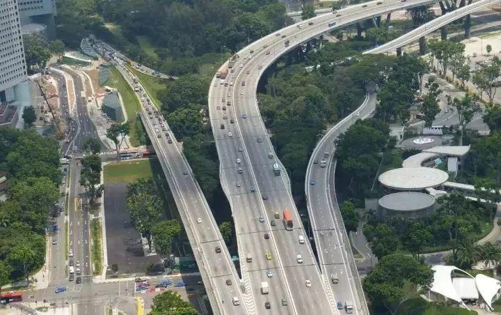 560万人口、近100万辆车，高峰期却不拥堵，这个城市怎么做到的？