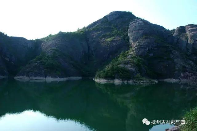 麻源三谷：    铜陵碧涧泻红泉