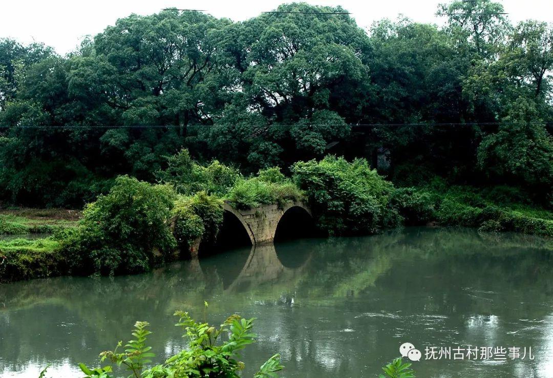 麻源三谷：    铜陵碧涧泻红泉