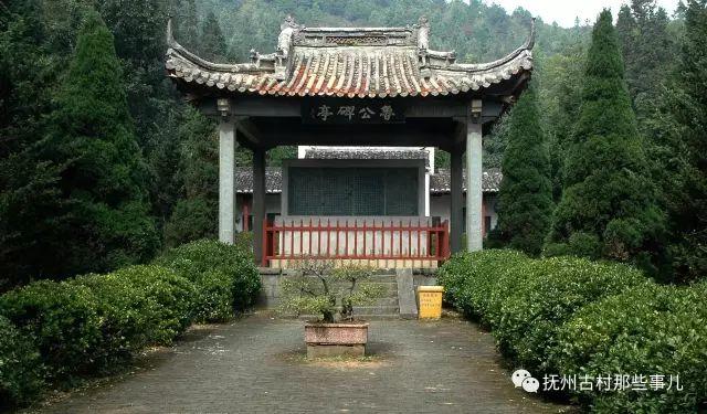 麻源三谷：    铜陵碧涧泻红泉