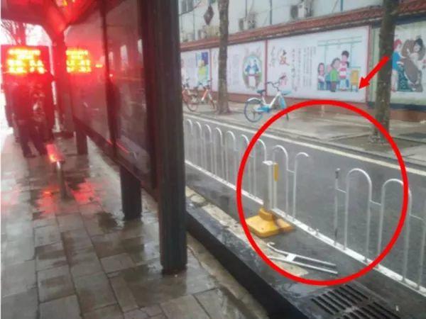 交通设施｜取消栏杆容易，解决交通无序不容易