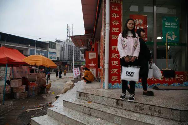 易地搬迁③｜湖南凤凰：水晶球工厂从江浙迁到安置区旁