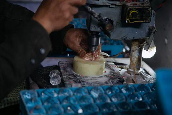 易地搬迁③｜湖南凤凰：水晶球工厂从江浙迁到安置区旁