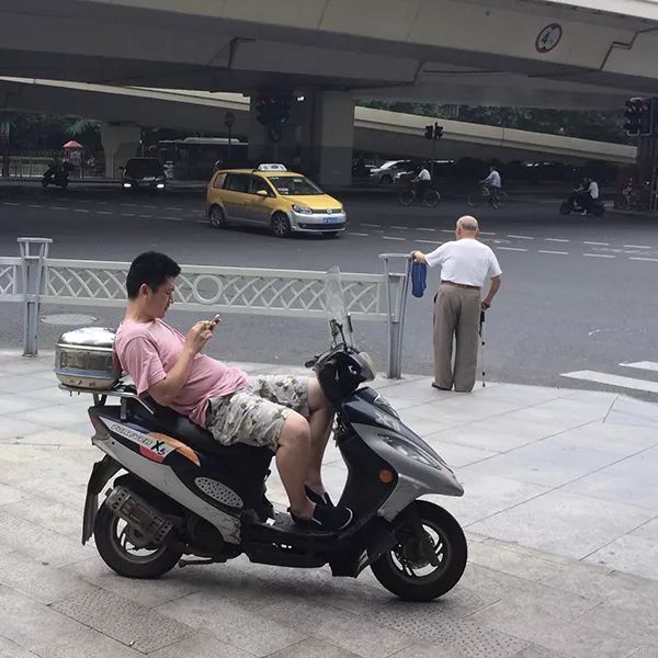 十字街头｜静安寺的老人，被河水绕开的石头