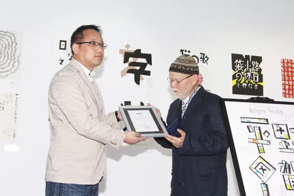 设计城市｜任性的甲贺奇怪体，手写的人生