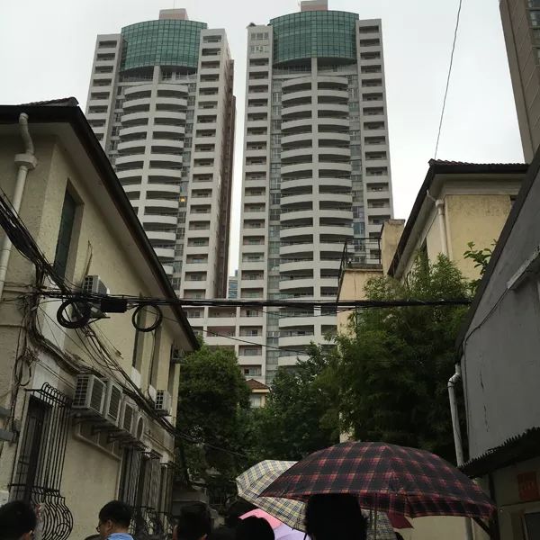 城市漫步·重构︱家门口穿弄堂，发现了新世界