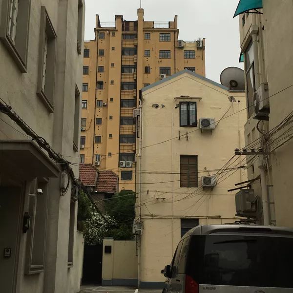 城市漫步·重构︱家门口穿弄堂，发现了新世界