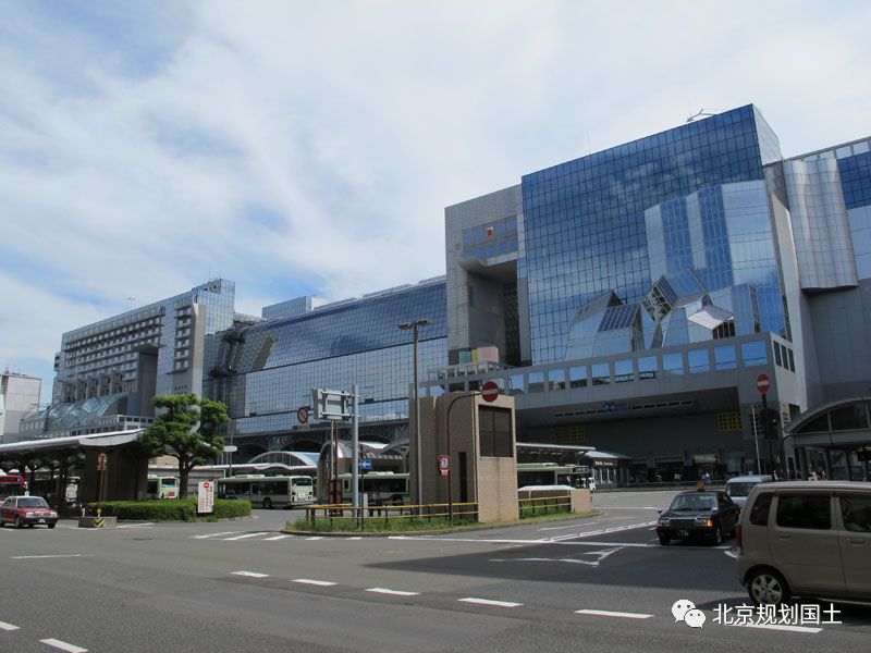 国际观察052 | 京都火车站:我不仅是个车站,更是一个充满活力的“客厅” 国际观察052 | 京都火车站:我不仅是个车站,更是一个充满活力的“客厅”