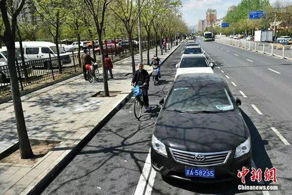 狭路相逢：自行车道变成停车场，北京的自行车如何回归城市？