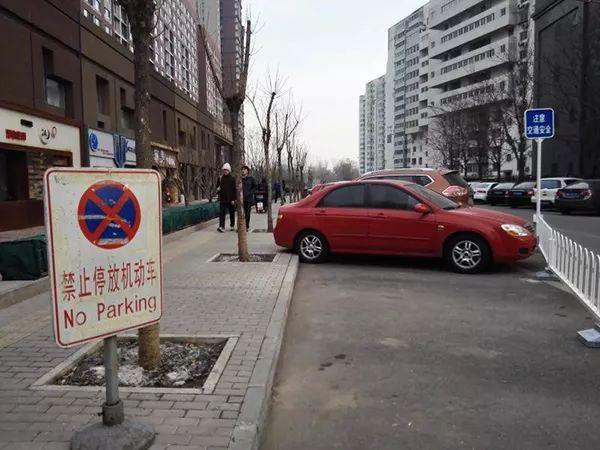 狭路相逢：自行车道变成停车场，北京的自行车如何回归城市？