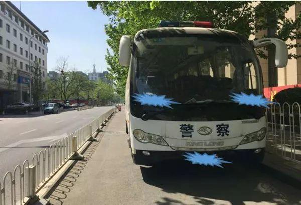 狭路相逢：自行车道变成停车场，北京的自行车如何回归城市？