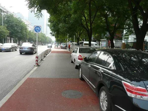 狭路相逢：自行车道变成停车场，北京的自行车如何回归城市？