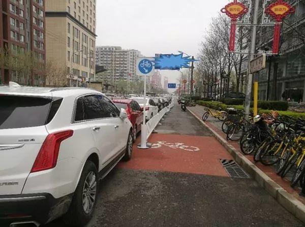 狭路相逢：自行车道变成停车场，北京的自行车如何回归城市？