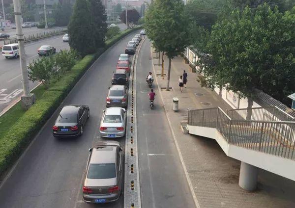 狭路相逢：自行车道变成停车场，北京的自行车如何回归城市？