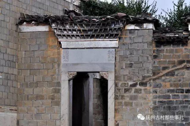 门楼黎村：    南屏拱秀沐朝晖