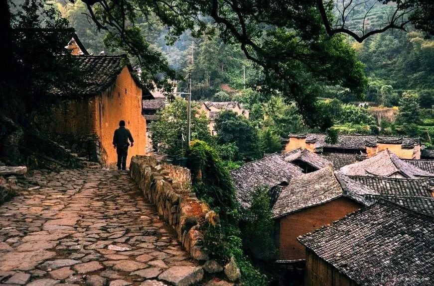 喧闹久了，便找一座古村住下