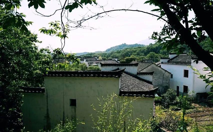 喧闹久了，便找一座古村住下