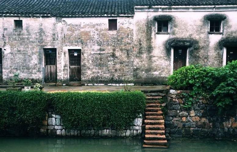 喧闹久了，便找一座古村住下