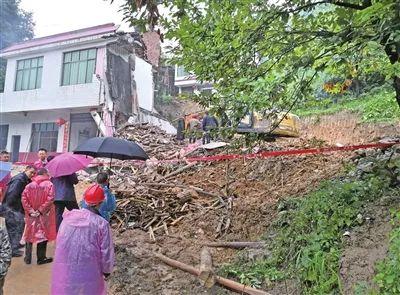 南方多地暴雨肆虐！多地自然资源部门全力投入地灾应急抢险