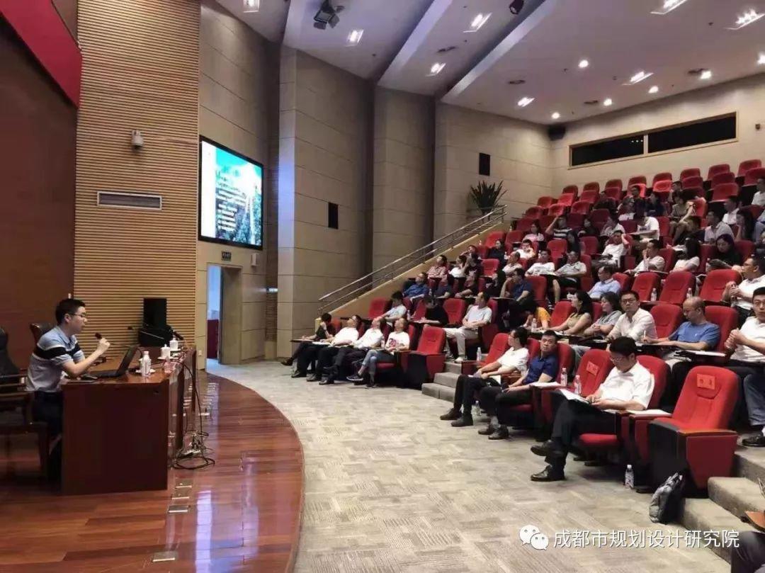 【院动态】成都市高新区举行公园城市街道一体化设计导则专题培训会，我院杨潇副院长宣讲《成都市公园城市街道一体化设计导则》