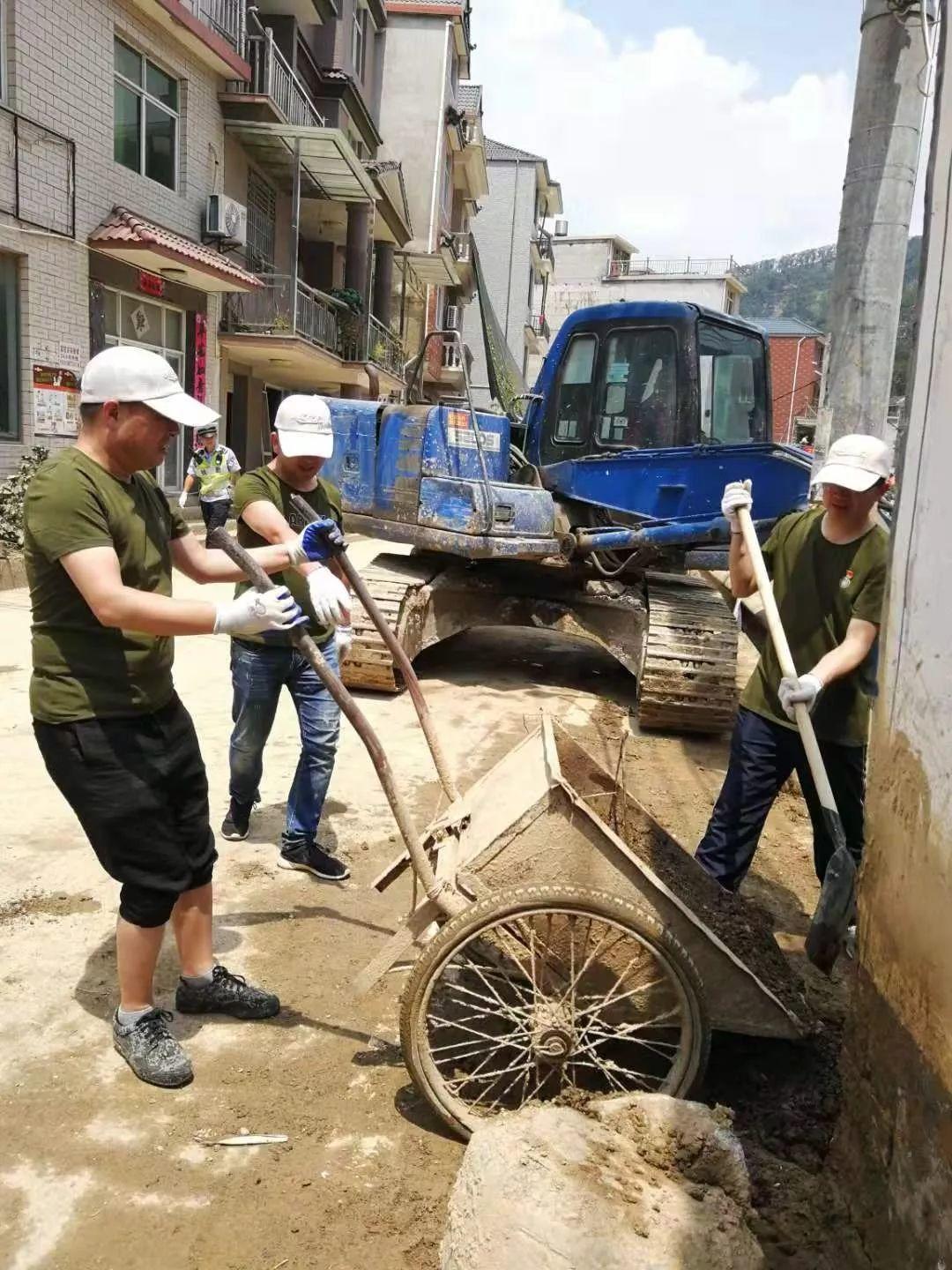 让党旗高高飘扬｜规划资源临安分局党员突击队深入灾区助力重建