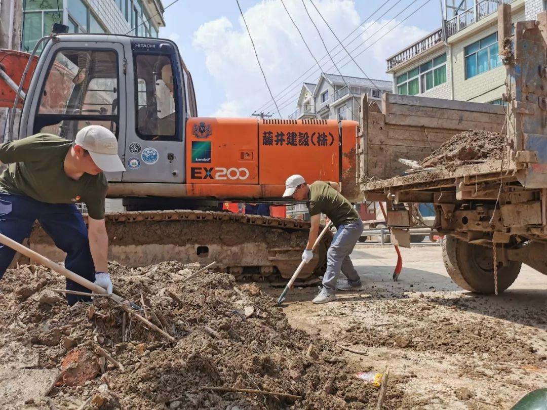 让党旗高高飘扬｜规划资源临安分局党员突击队深入灾区助力重建