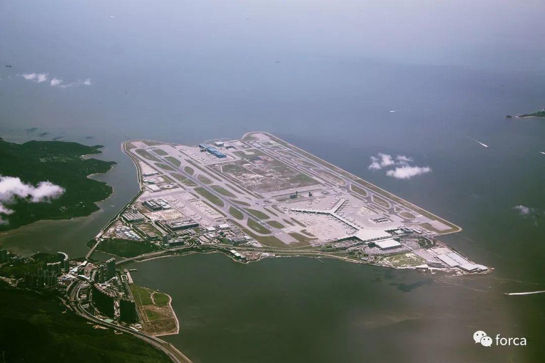 这座宏伟的香港机场，其实是靠着中国十年的血液续命的