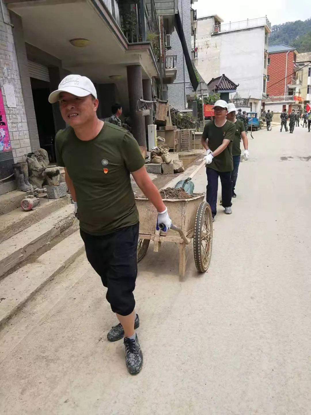让党旗高高飘扬｜规划资源临安分局党员突击队深入灾区助力重建