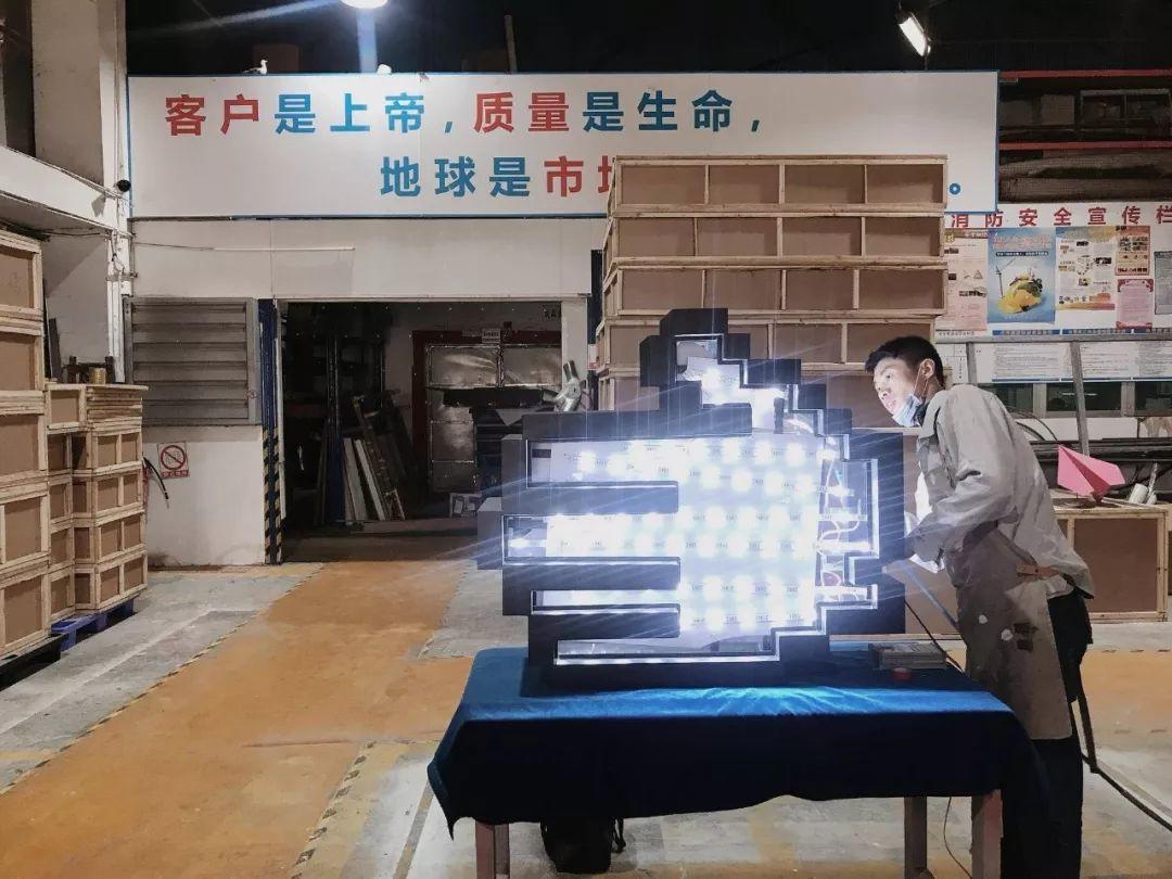 这个帅气设计师,给城中村做了一组「emoji」装置,把大人小孩都逗乐了! 这个帅气设计师,给城中村做了一组「emoji」装置,把大人小孩都逗乐了!