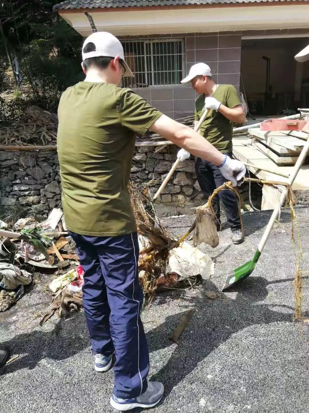 让党旗高高飘扬｜规划资源临安分局党员突击队深入灾区助力重建