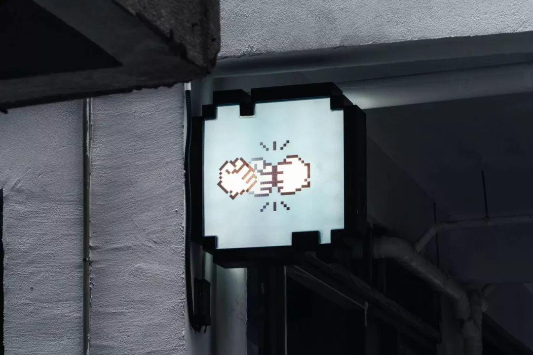 这个帅气设计师，给城中村做了一组「emoji」装置，把大人小孩都逗乐了！