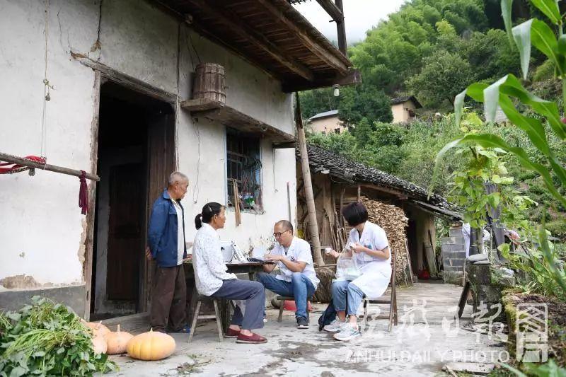 百医驻村 | 休宁县徐家村和清溪村的驻村医生张建明、徐晓婵夫妻