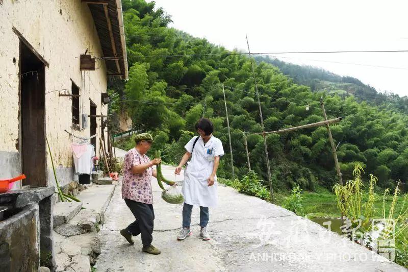 百医驻村 | 休宁县徐家村和清溪村的驻村医生张建明、徐晓婵夫妻