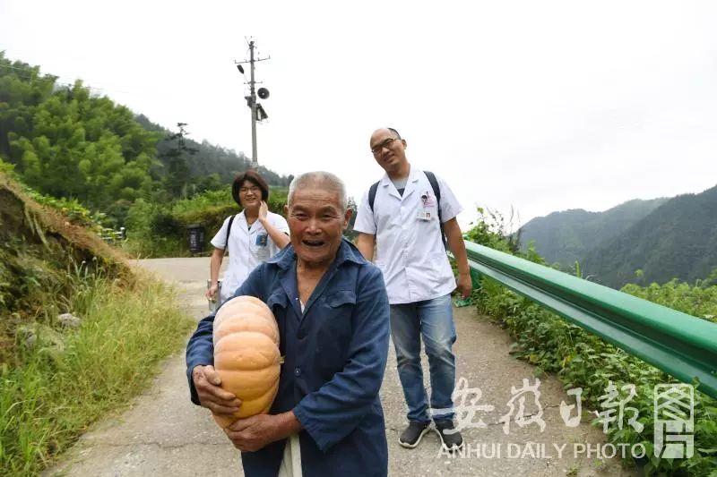 百医驻村 | 休宁县徐家村和清溪村的驻村医生张建明、徐晓婵夫妻