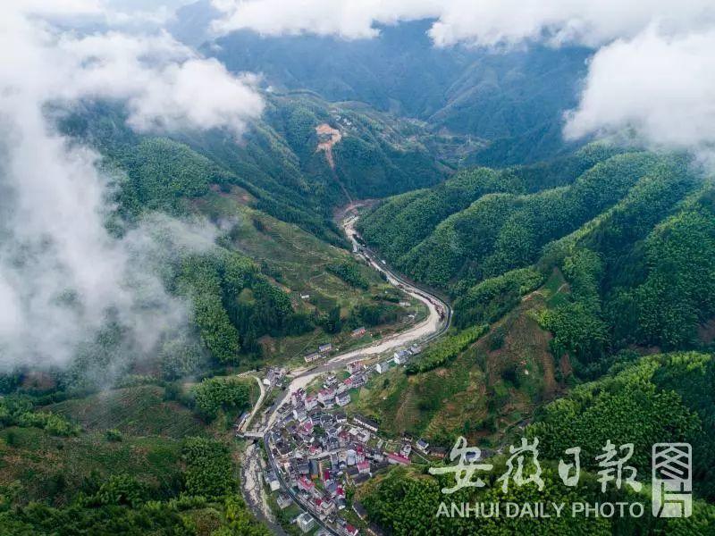 百医驻村 | 休宁县徐家村和清溪村的驻村医生张建明、徐晓婵夫妻