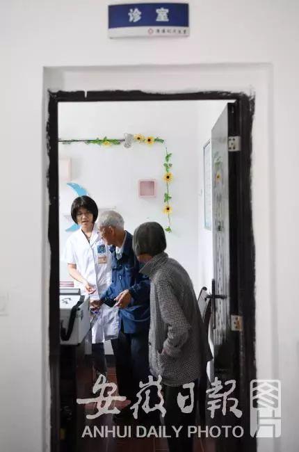 百医驻村 | 休宁县徐家村和清溪村的驻村医生张建明、徐晓婵夫妻