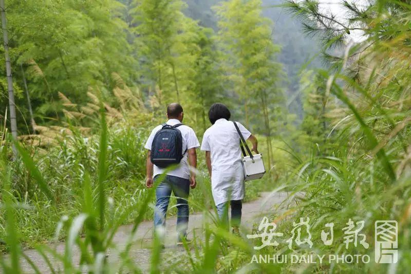 百医驻村 | 休宁县徐家村和清溪村的驻村医生张建明、徐晓婵夫妻