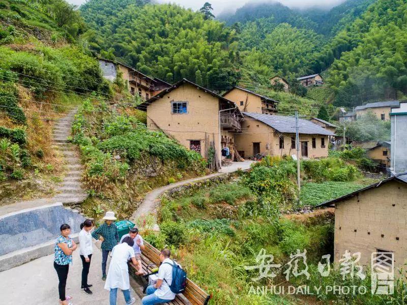 百医驻村 | 休宁县徐家村和清溪村的驻村医生张建明、徐晓婵夫妻