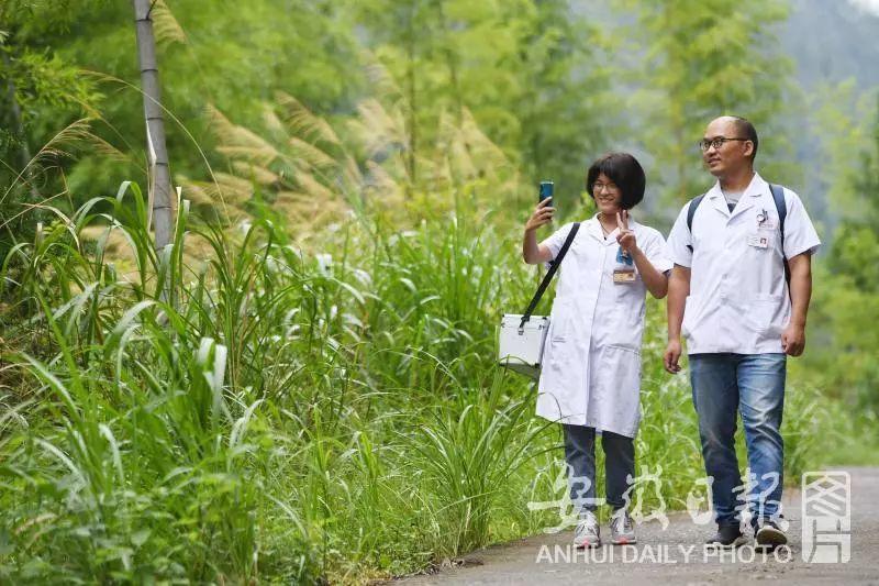 百医驻村 | 休宁县徐家村和清溪村的驻村医生张建明、徐晓婵夫妻