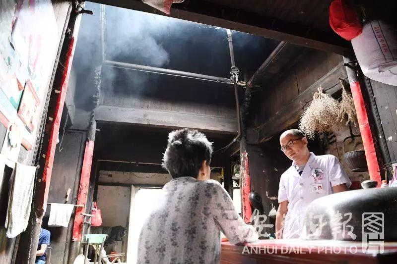 百医驻村 | 休宁县徐家村和清溪村的驻村医生张建明、徐晓婵夫妻