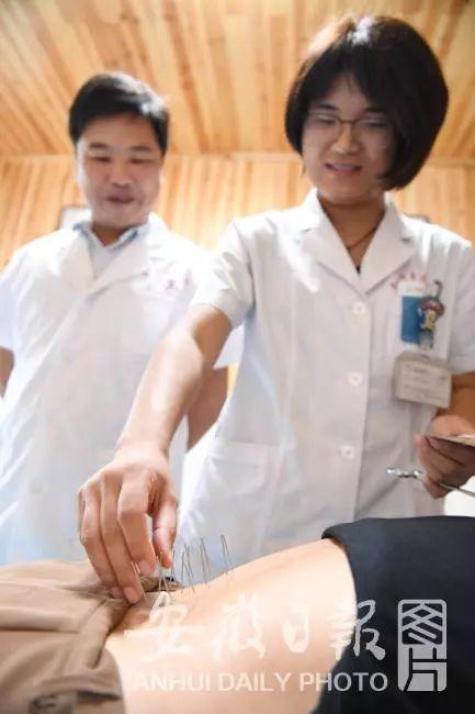 百医驻村 | 休宁县徐家村和清溪村的驻村医生张建明、徐晓婵夫妻