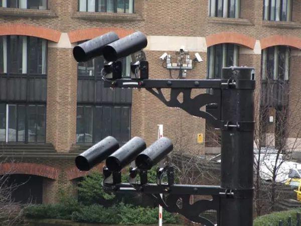 交通设施｜道路上监控射灯晃眼怎么办